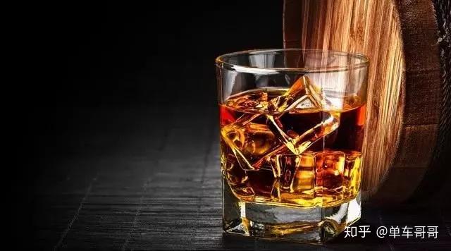 最喜欢微醺时看什么都美的感觉,世界像是蒙了一层柔光,也偶尔爱酩酊时