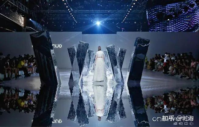 一  舞台布置  用于舞台布置时,可以做镜面舞台,舞美装饰,背景装饰.