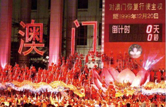 1999年12月20日零时,北京天安门广场澳门回归倒计时牌前一片欢腾.