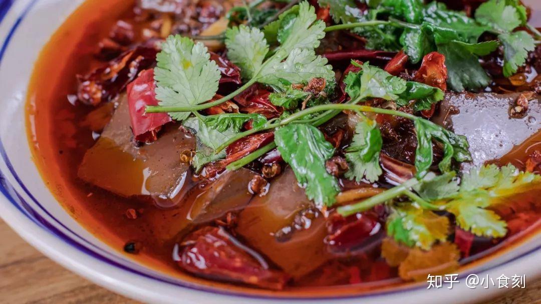 干辣椒和香菜-12-▲煮好后装盘-11-▲水开后放入鸭血大约煮2-3分钟,煮