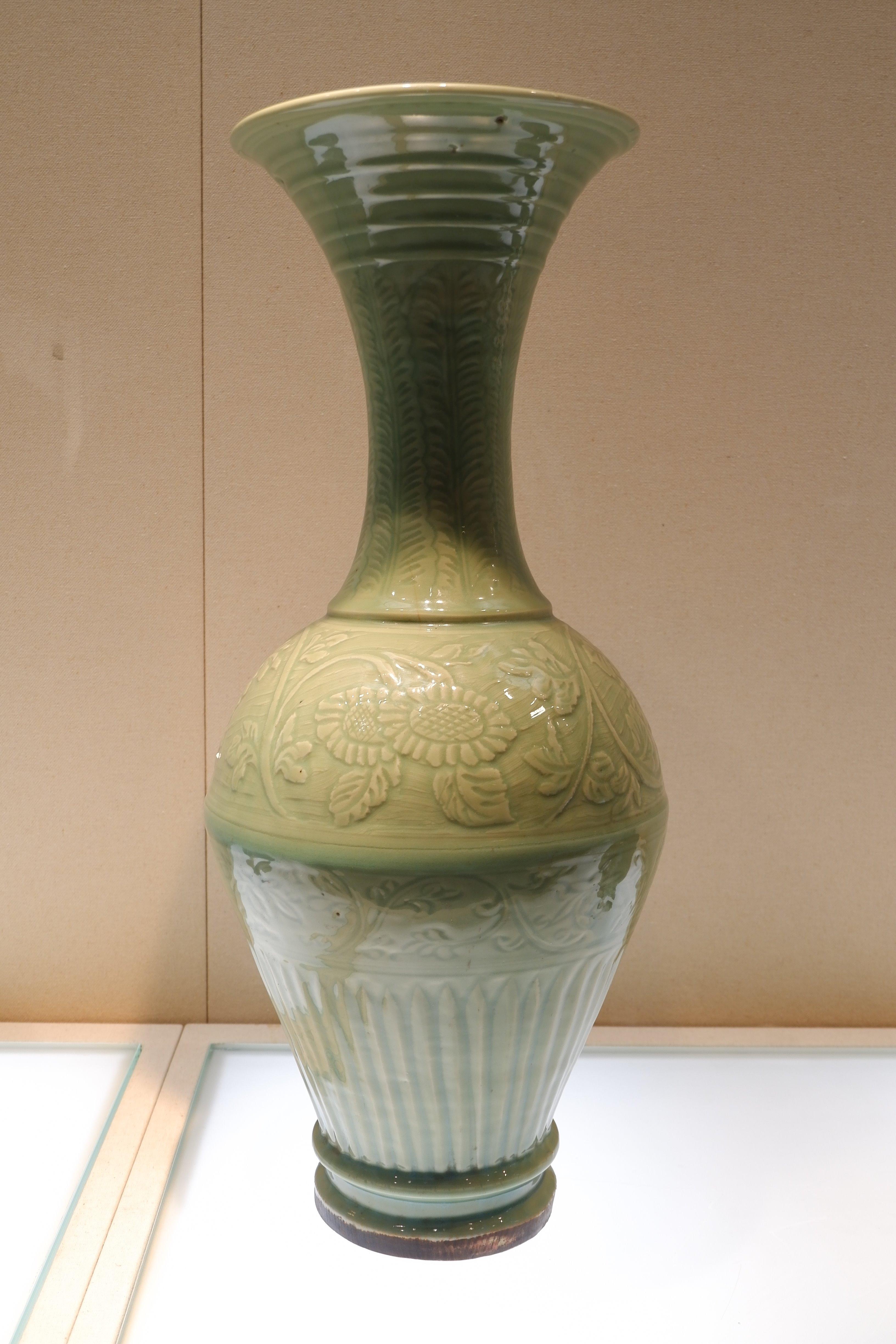 博物馆里的瓷器史33元61龙泉窑青釉缠枝菊纹撇口瓶中国国家博物馆藏