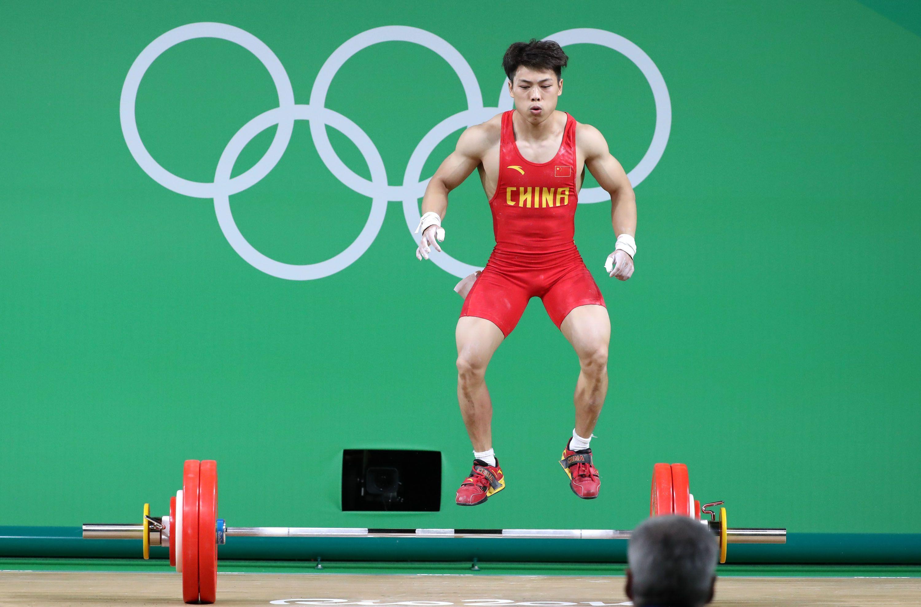 是因为他是男子67公斤级别总成绩的世界纪录保持者,也因为中国举重队