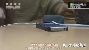 一个拉杆箱就是全部家当，住网吧，在24小时店过夜；单亲妈妈沦落色情业 ...