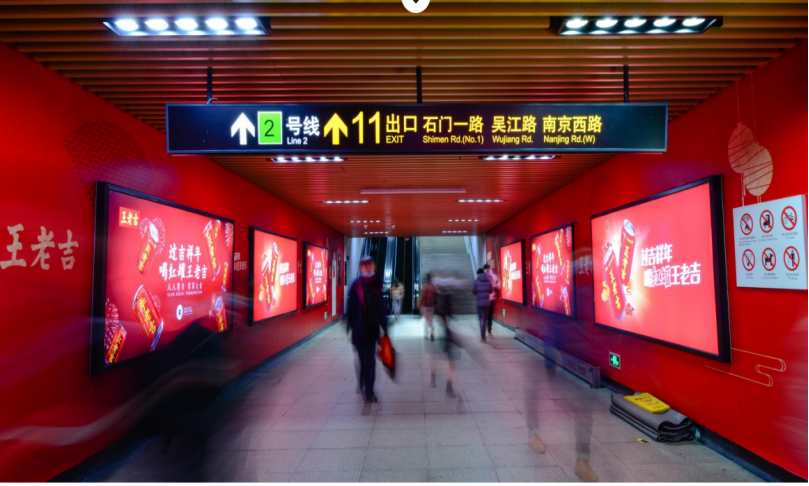 上海地铁出站通道led屏广告价格上海地铁站灯箱媒体广告折扣