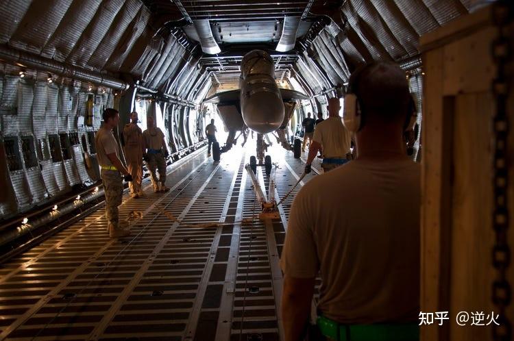 c5运输机货舱有多大?能运送5辆主力步兵战车!