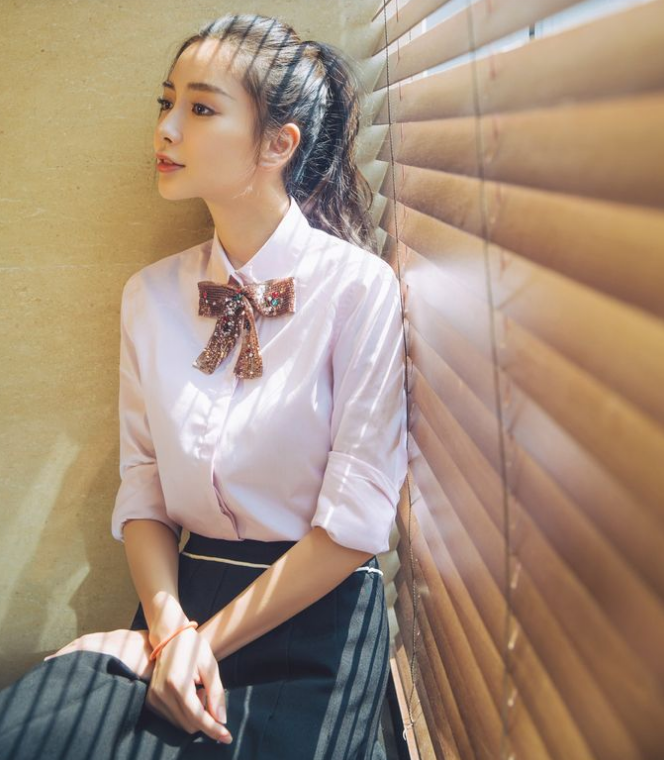 杨颖新剧路透照曝光穿黑白格jk服超减龄扮嫩18岁毫无违和感