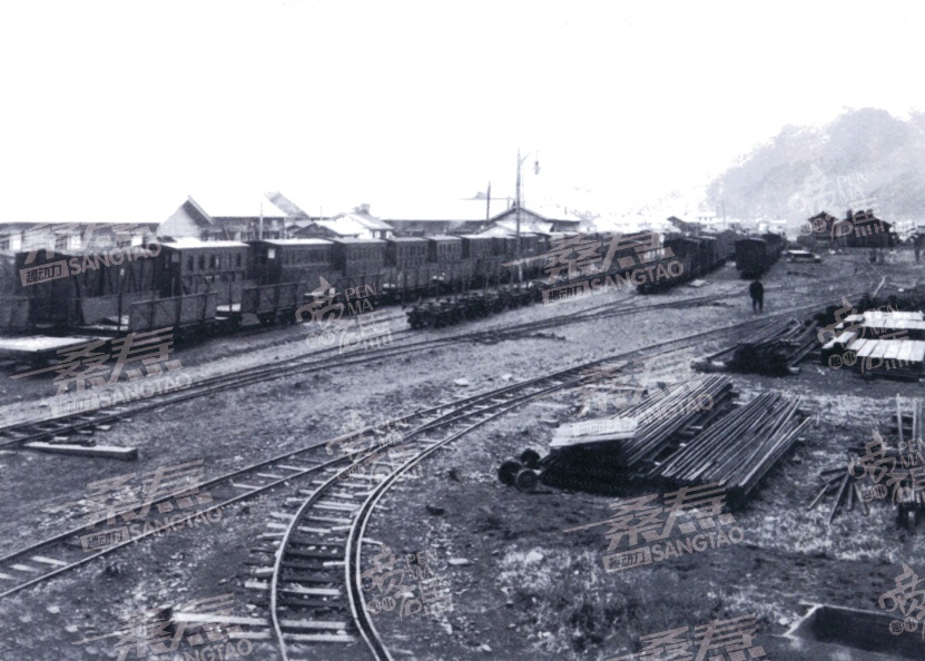 (拍摄年代:1910年)边门车站试运行 (拍摄年代:1910年)改宽轨后蛤蟆塘