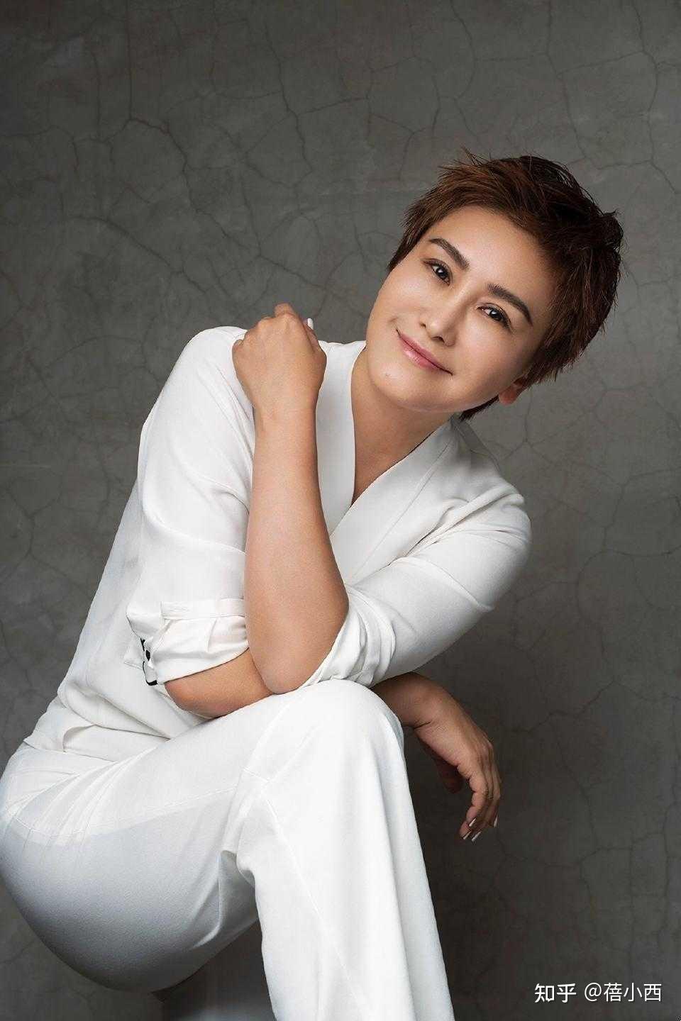 王茜越来越敢穿白衬衫没有扣子直接打个结来穿气质反而更惊艳