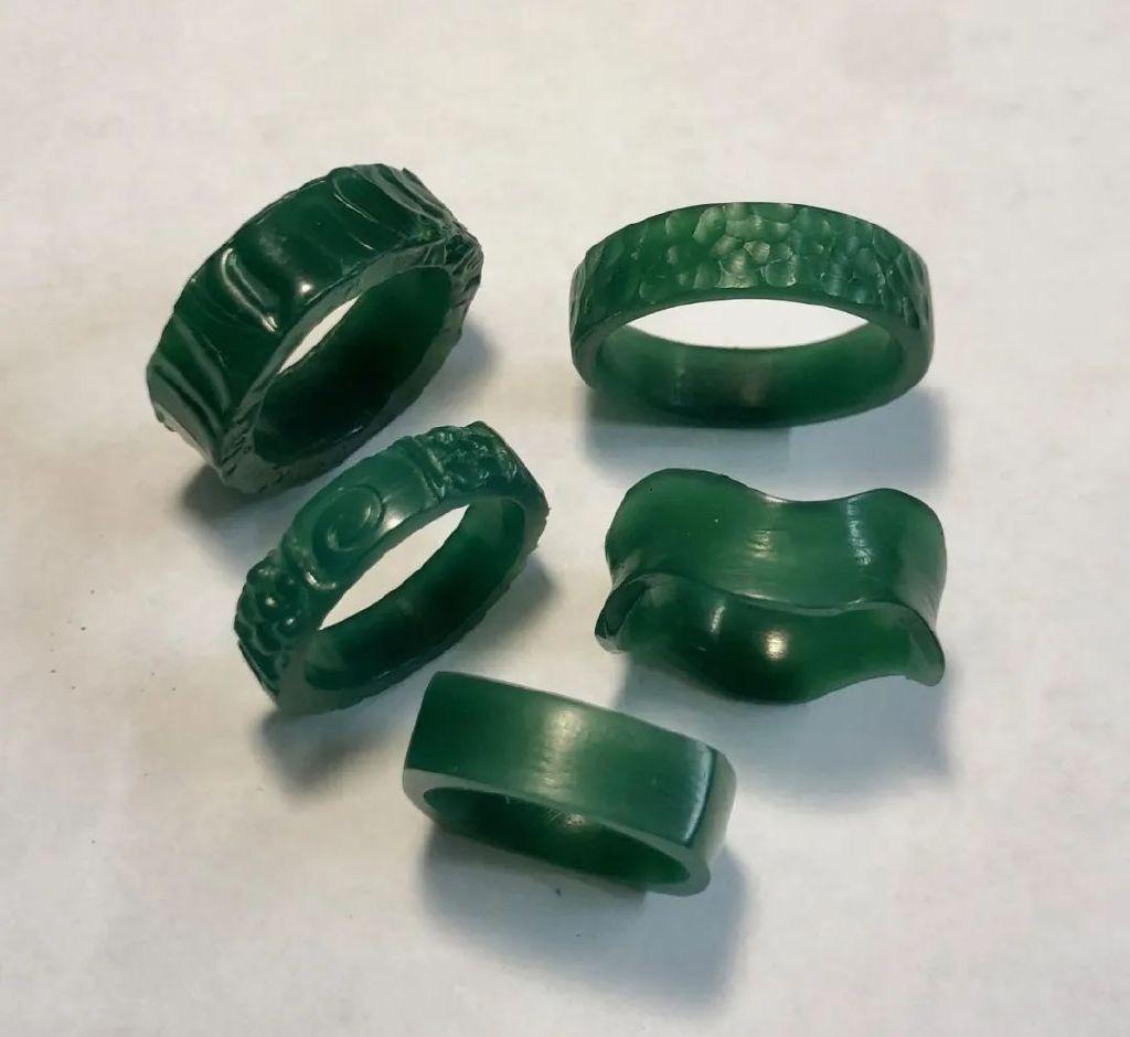 参照设计图用蜡可以雕出各种形态的蜡版,如戒指,吊坠,耳环,手镯,还有