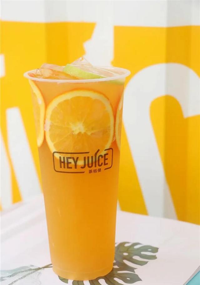 黄色的橙子总是带着活力散发出特有的清香气息这杯一定要pick鲜橙榨汁