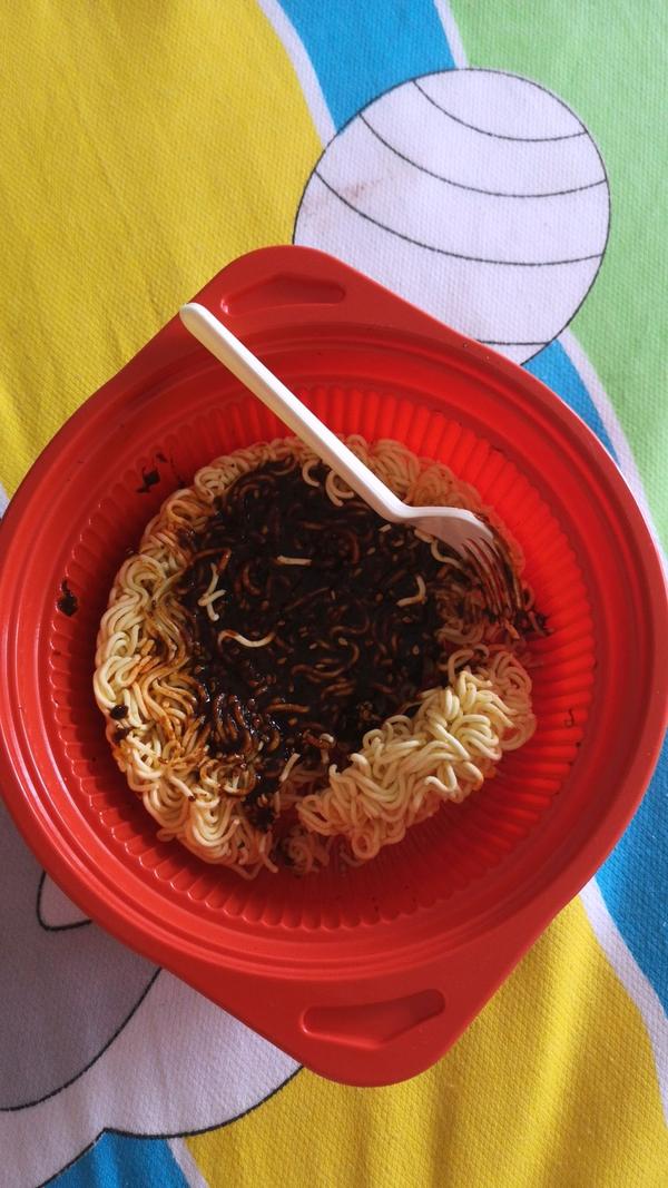 直接挤辣酱干吃.