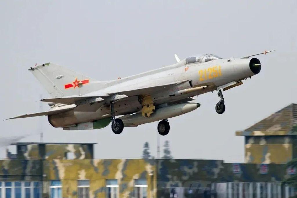 机一直在用,一些歼-7h和歼-7l也在用,甚至还有一些最老的歼-7b型战