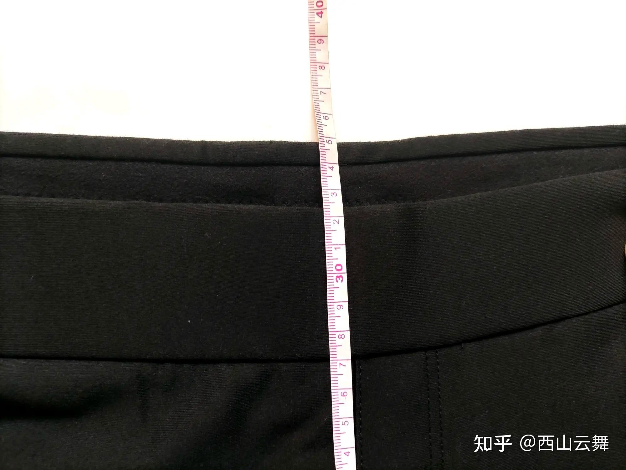 量一下尺寸,腰围是76cm.假裤兜前面有一个反光标.