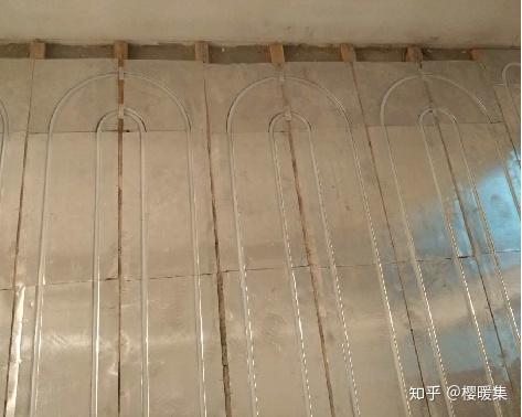 根据地暖模块尺寸固定木龙骨,地暖模块铺设于木龙骨中,铝板均热层铺于