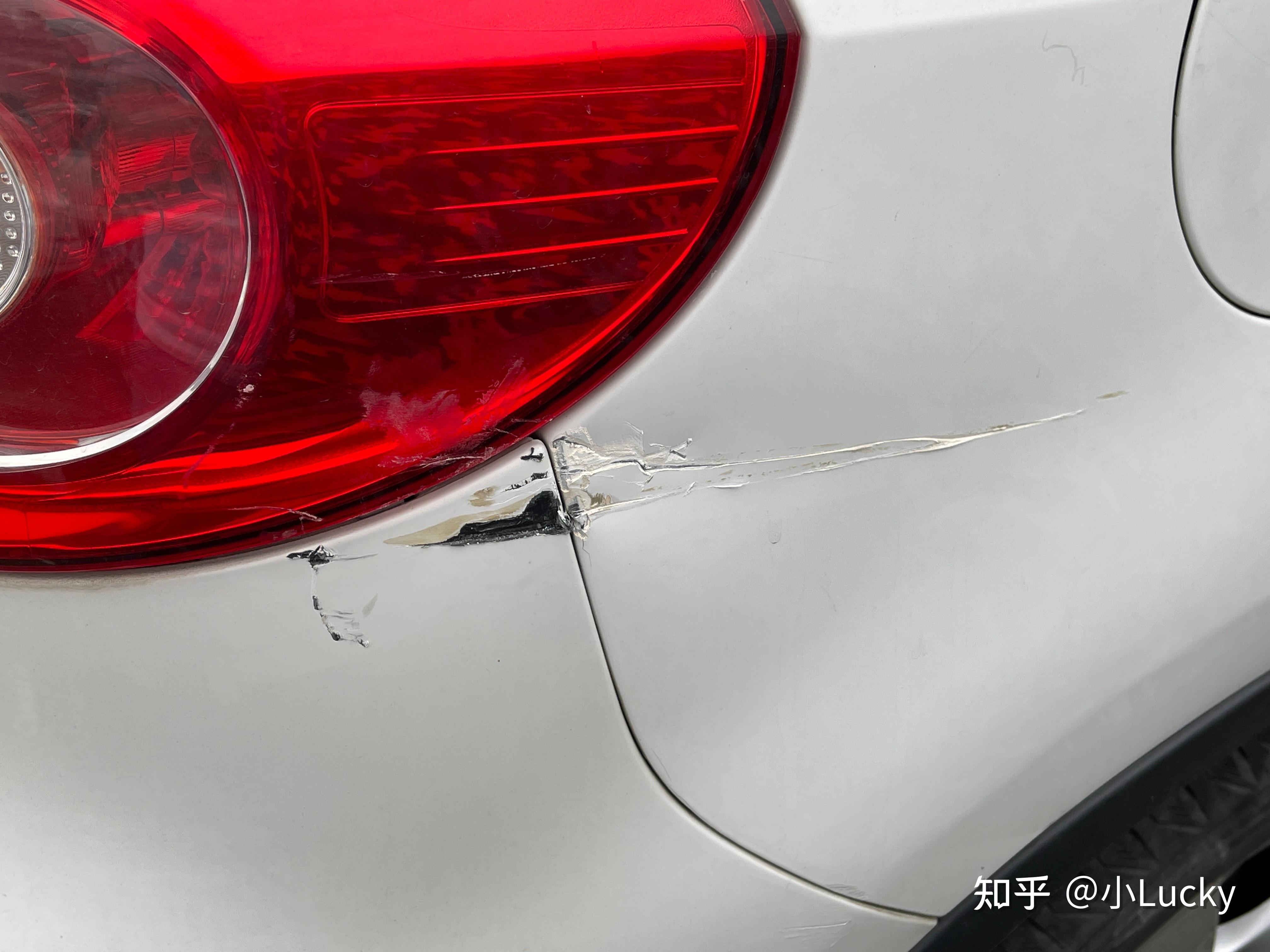 温州一驾驶员因看手机导航出车祸 赔偿预计达20万元！