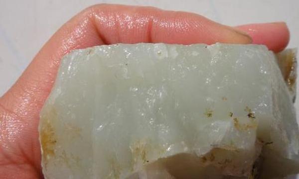 和田玉这种透闪石成分的玉石很多中国34个省市17个都产