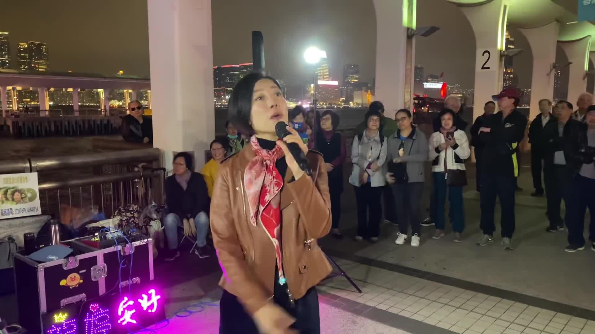 香港旺角龙婷,街头演唱自己的歌曲《安好》,观众红包不断送上