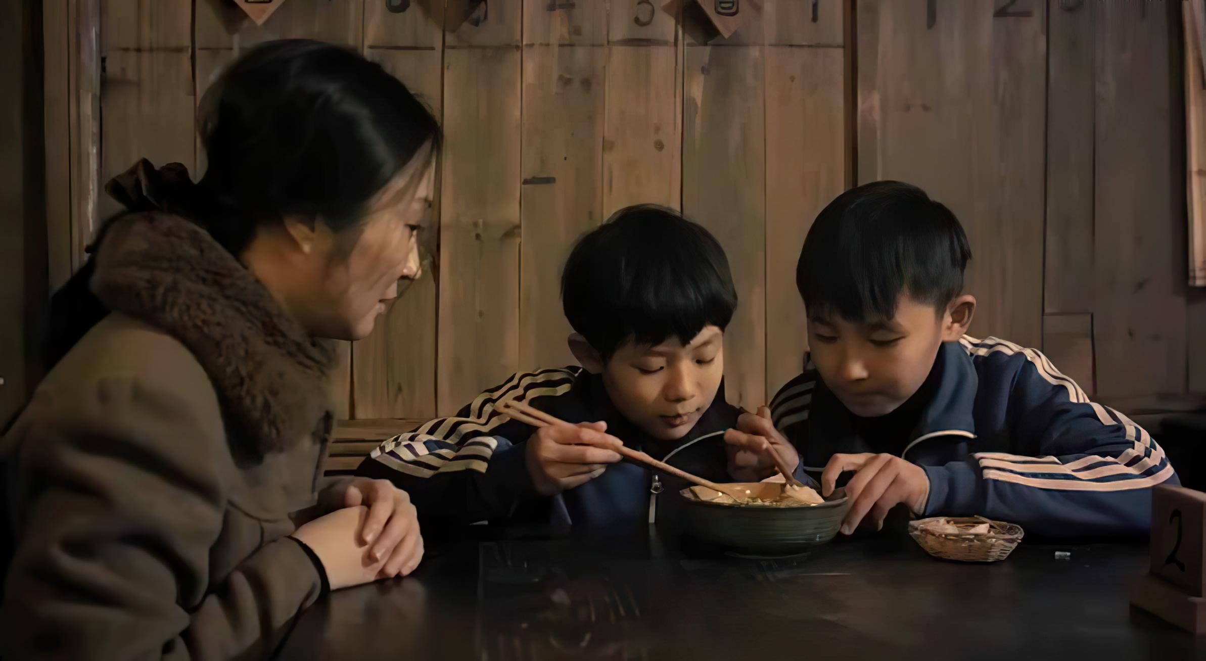 除夕夜里,母子三人只点了一碗汤面,感人微电影《一碗汤面》