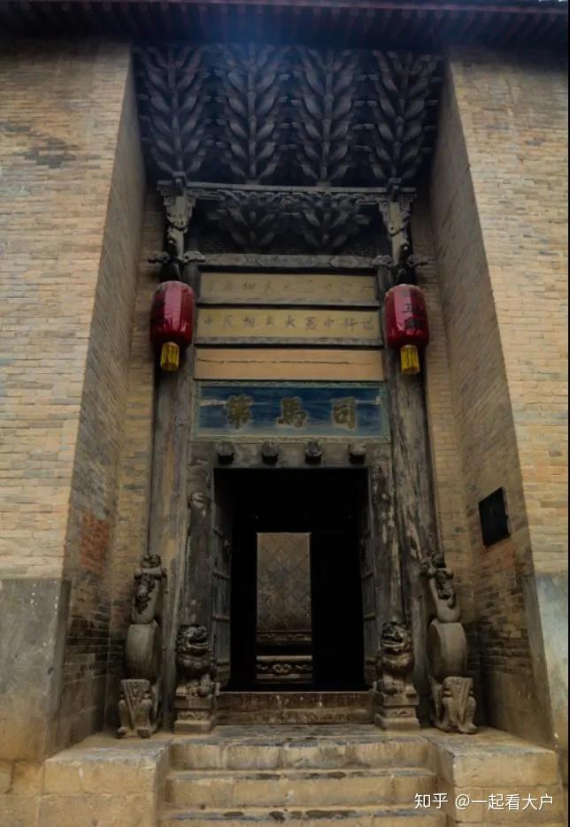 柳氏民居九层斗拱在司马第院落的大门上方,便是九层斗拱,远看上去