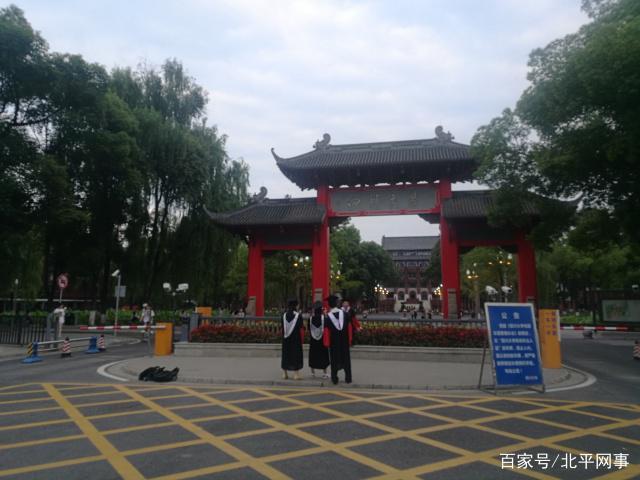 大学,路过江水清澈九眼桥酒吧一条街九眼桥正面图休闲广场,成都人好