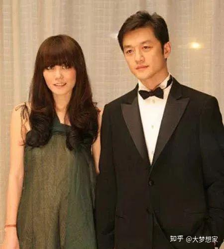 52岁李亚鹏近照曝光,满脸皱纹像老头?路边摆摊卖茶为生?