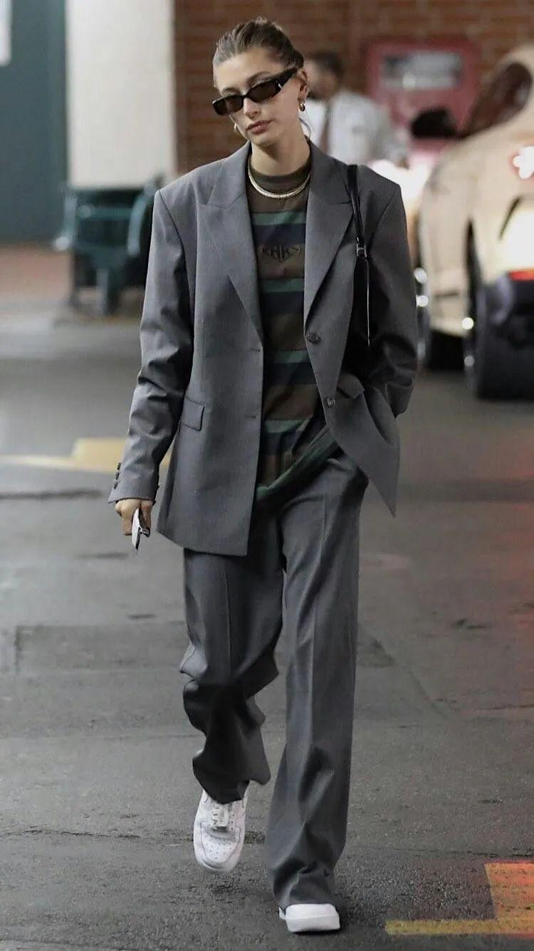 其中有些小众的服装风格也正处于慢慢的发展阶段,比如中性风,中性风