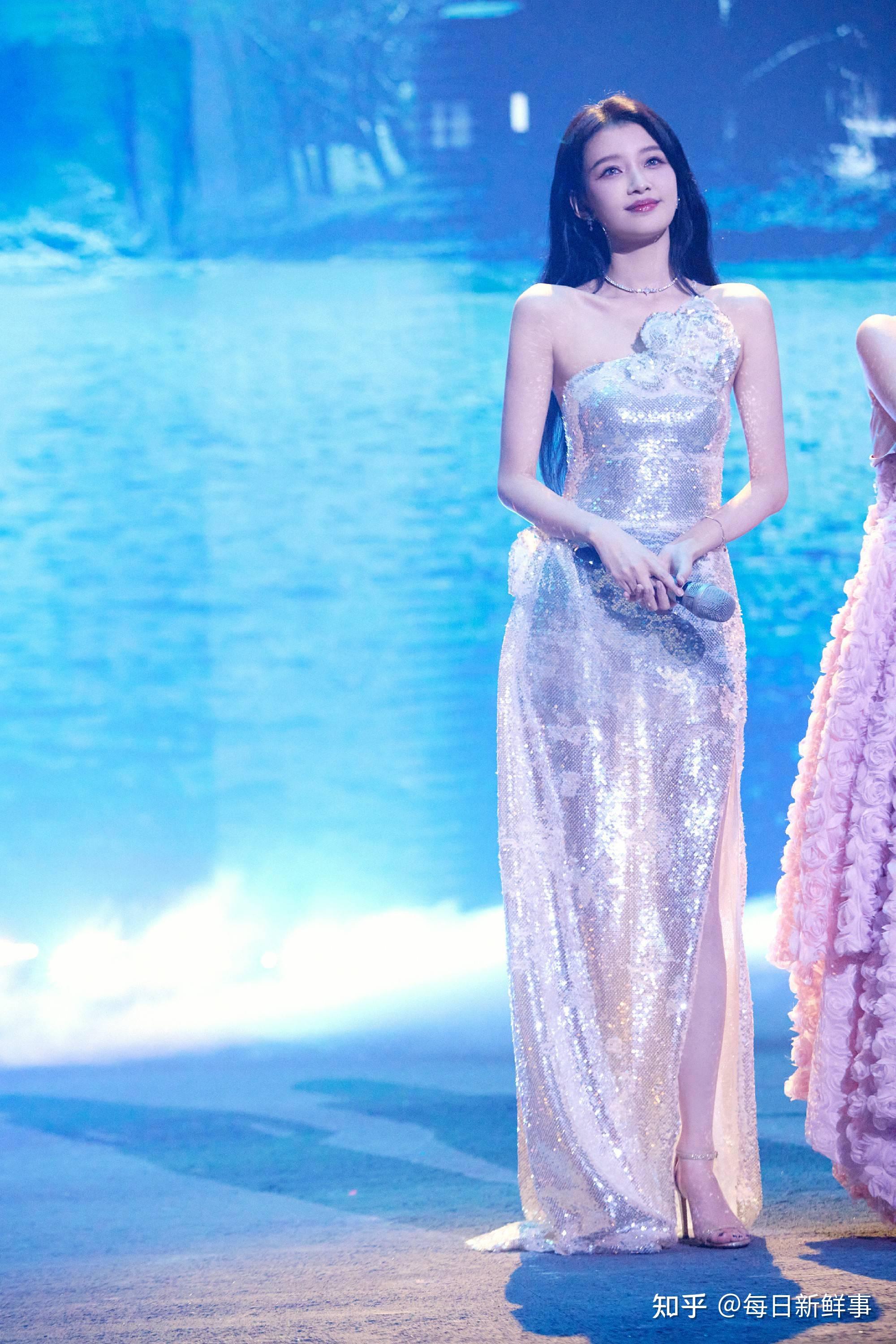 孙怡一袭银色礼裙亮相笑靥如花闪闪发光宛如仙女