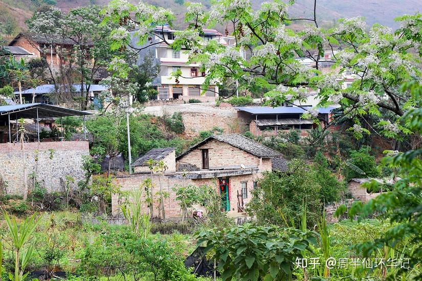 翻大洞山,新修的公路,路上只我一人▼▼▼▼盘山路▼半山腰俯瞰普阳村