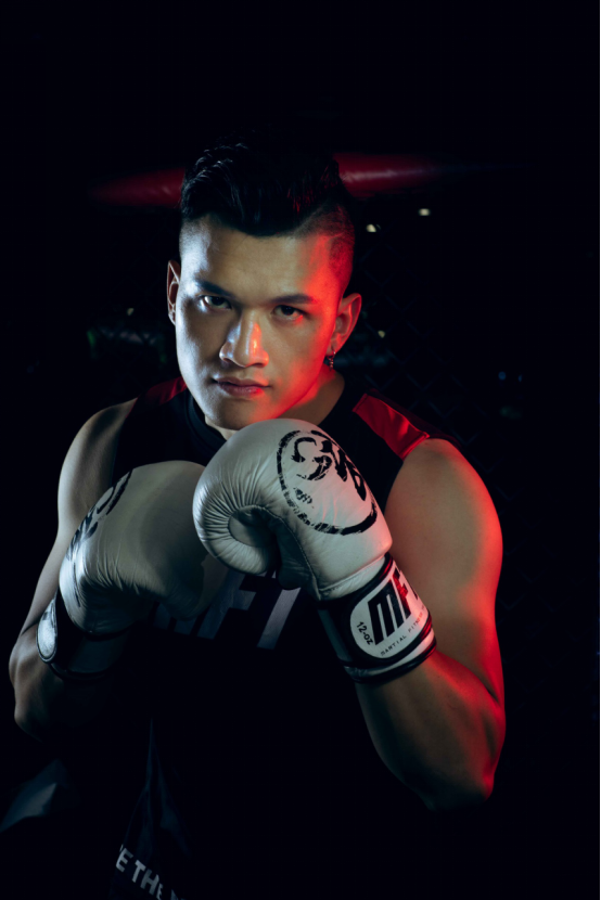 拳击手套下的阳光暖男