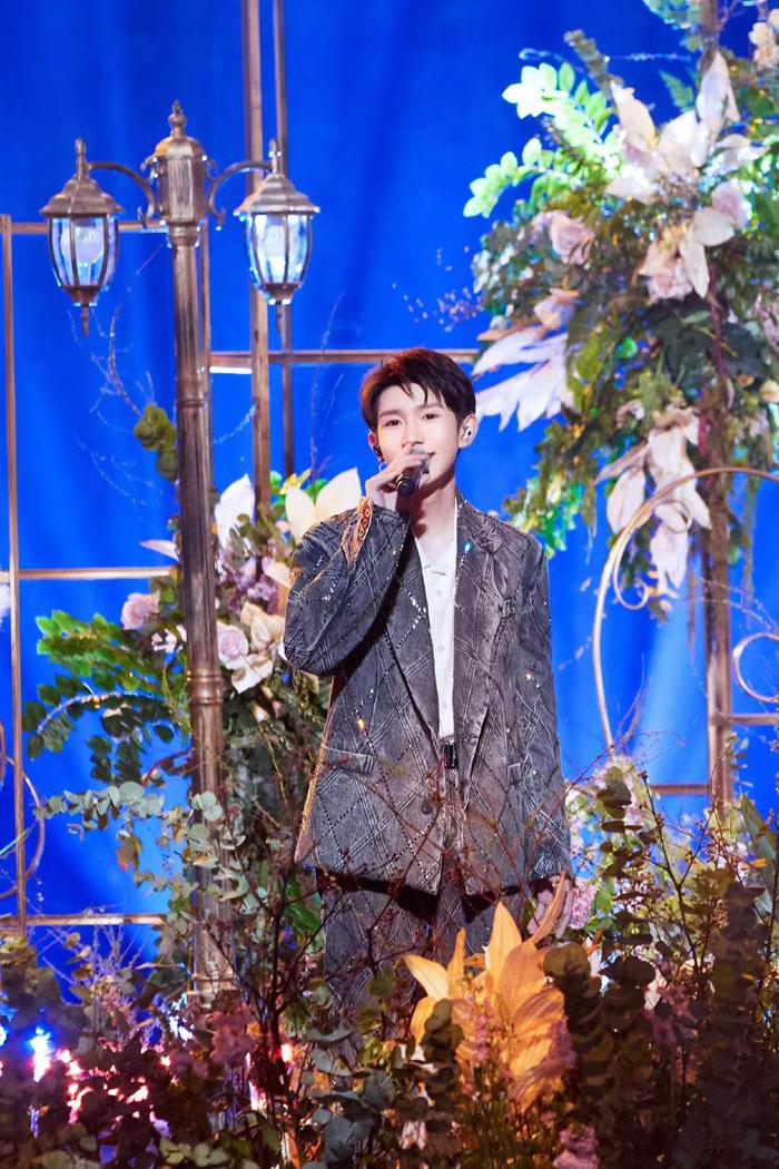 王源双台跨年演唱穿过寒冬拥抱你美好治愈温暖迎新年