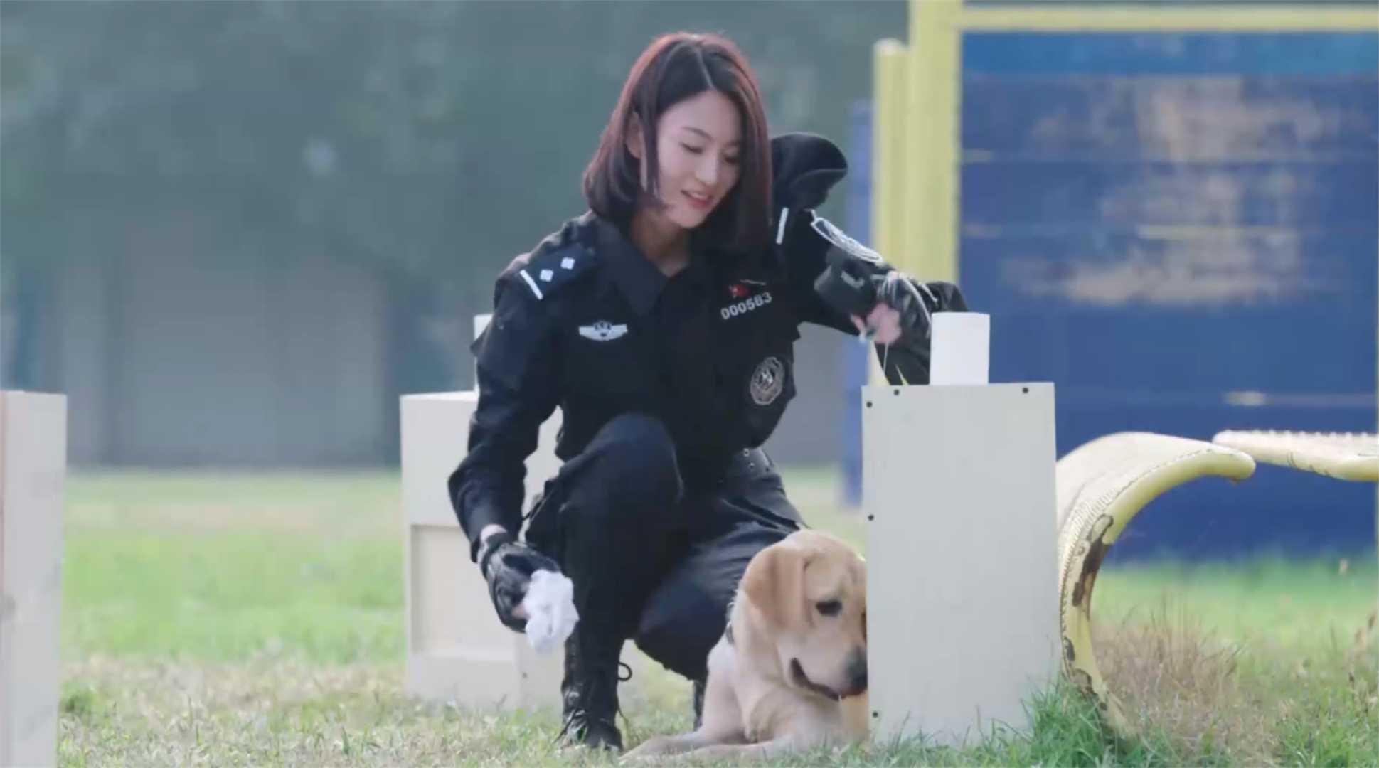 警花与警犬的狗樱桃图片