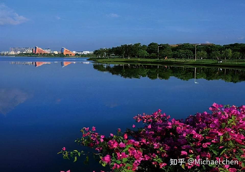 路松山湖(全稱東莞松山湖科技產業園區)位於廣東省東莞市大嶺山鎮境內