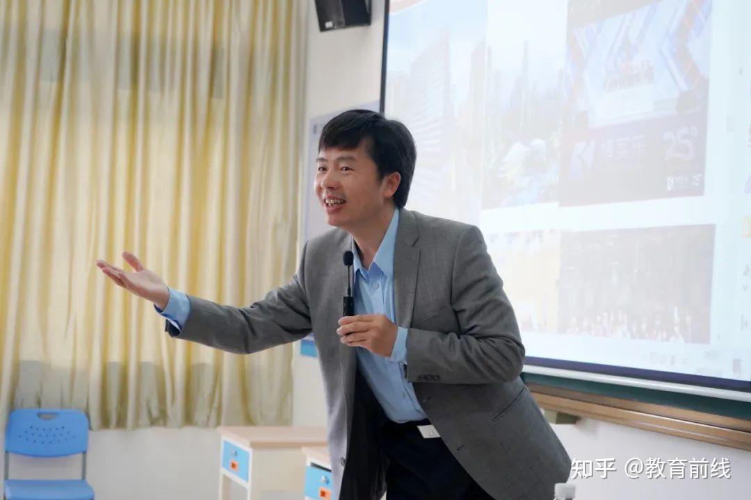 学院副院长李颂国在宣讲中与学生亲切互动交流学生听完宣讲后,学生们