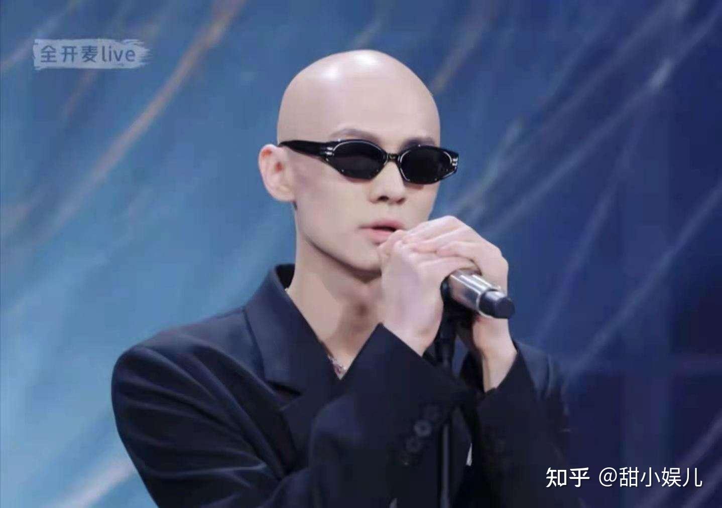 所有a班选手都飞快地跑到自己想要选择的歌曲那里,只有梁森带着刘隽