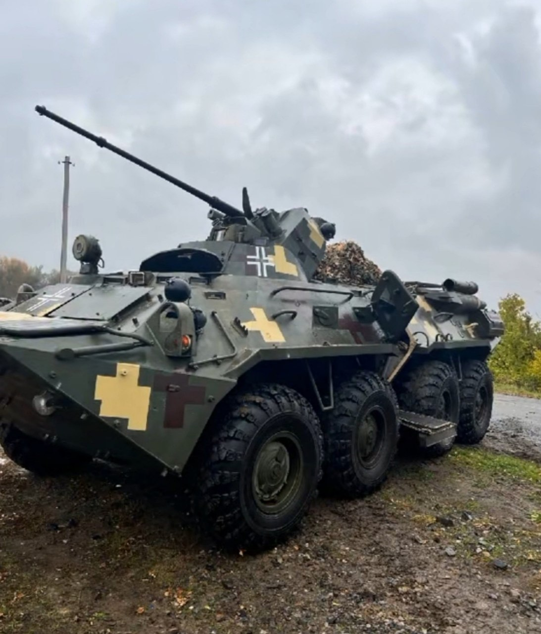 afu缴获的btr-82a装甲车.现在重新涂装后正在右区部队服役.