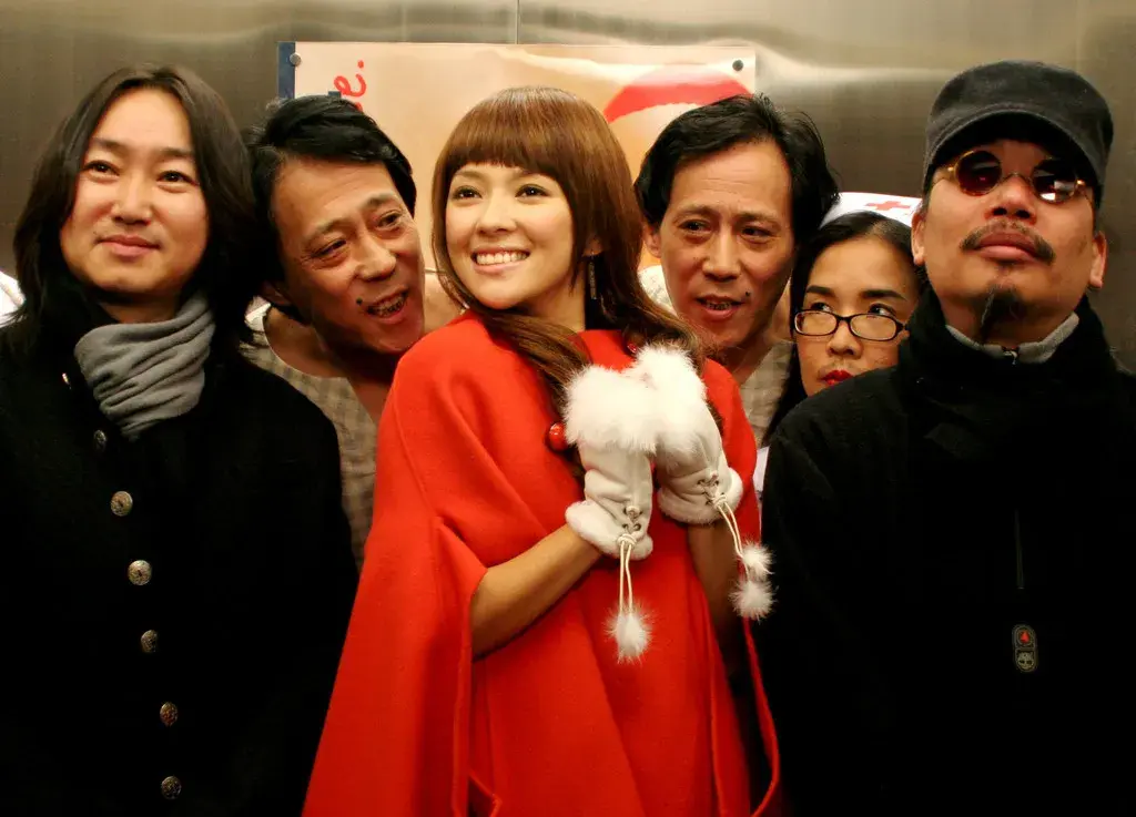 俩人水火不容.甚至为争夺男友,大打出手,撕得相当难看.