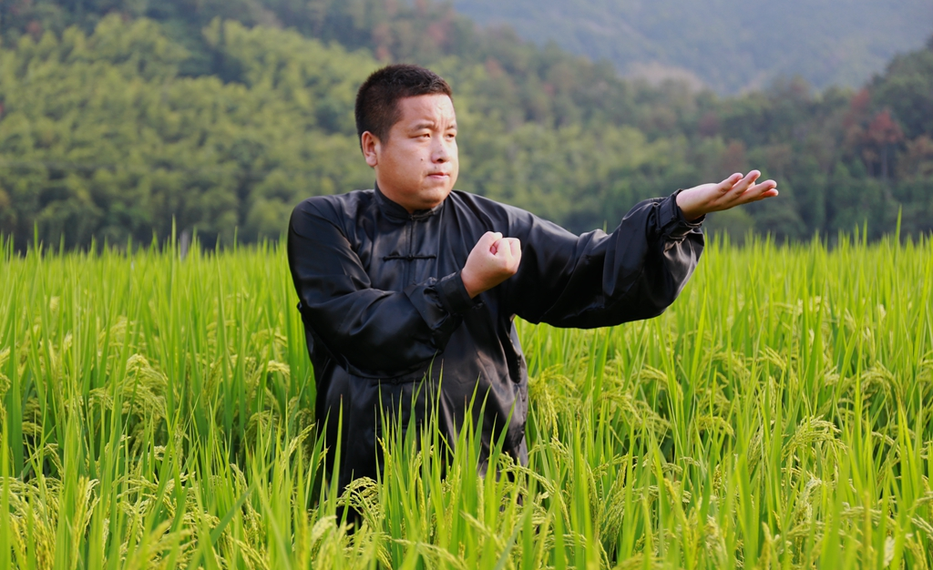 黄冬梅演练二十四式简化太极拳,喜欢太极拳的可以跟着学一学!