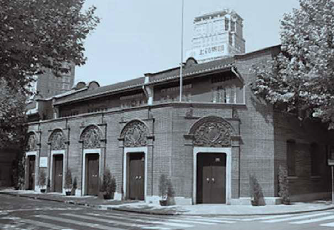 位于上海兴业路 76 号的中共一大会址。新中国成立后，政府曾多次寻找中共一大的会址，结果提供线索并在最后成功找到的，是周佛海的妻子杨淑慧