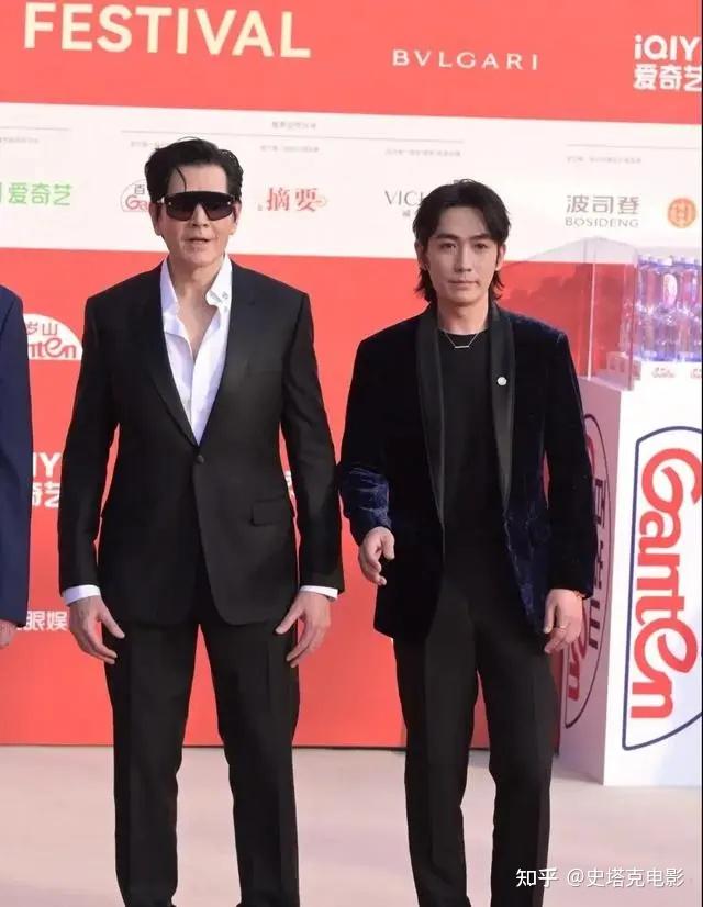 这倒是让小编想到了之前电影节,费翔和朱一龙的合照.