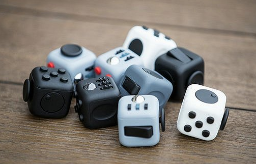 有人转笔有人玩指尖陀螺,那么问题来了,有人会