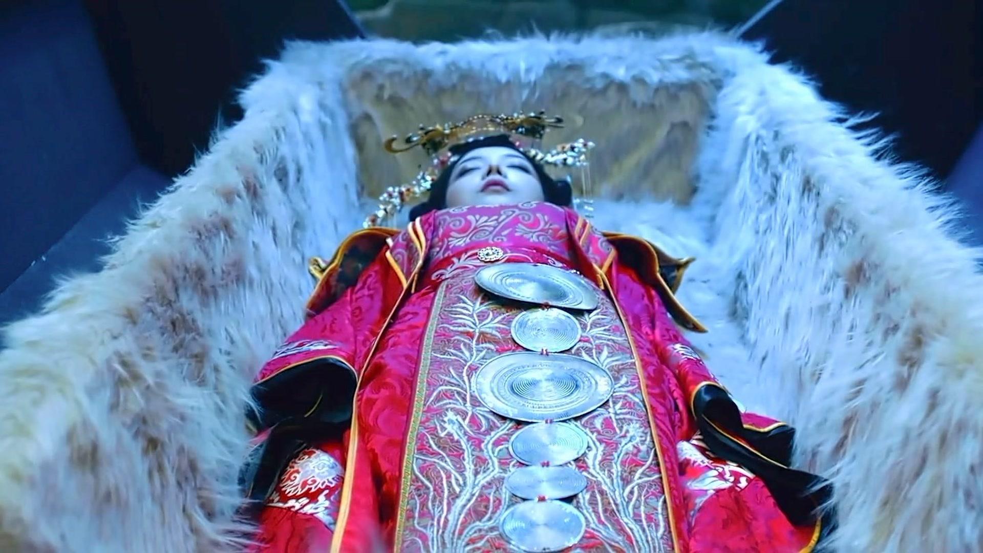 千年古墓中发现红色凤凰专家打开主棺后急忙大喊赶快跑