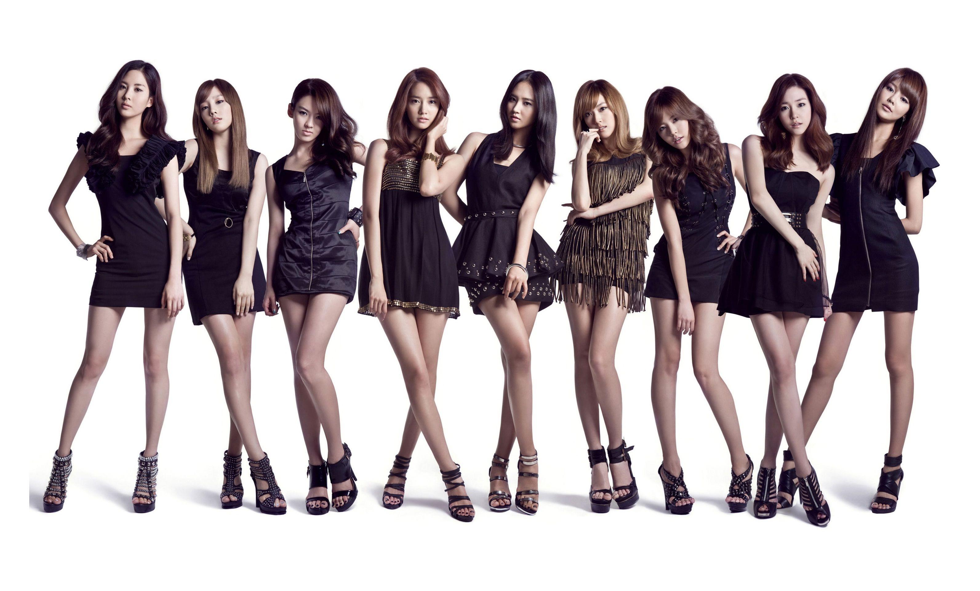 我在大街上扔一块砖头砸晕了好几个女神