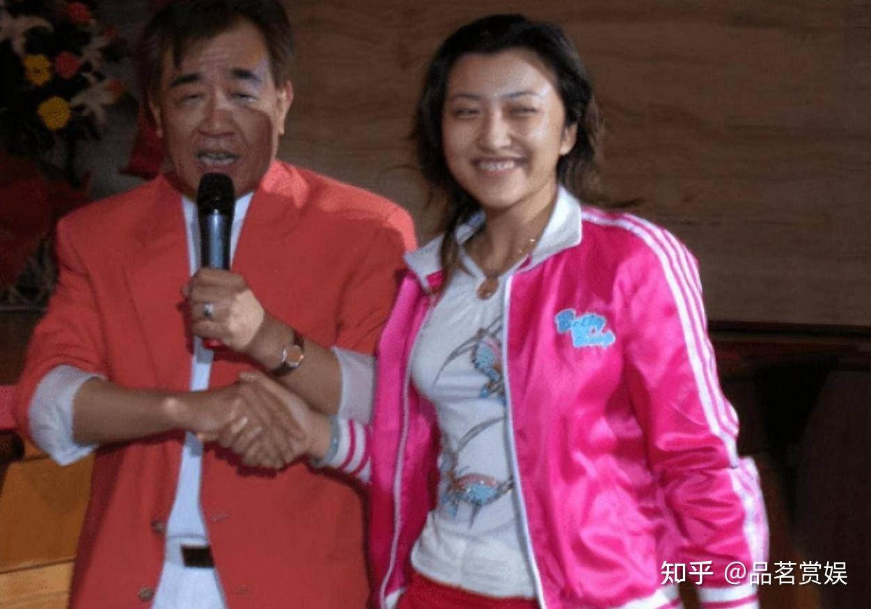82岁张帝现状:白发老态,儿子上高中,小33岁妻子仍风韵犹存 - 知乎