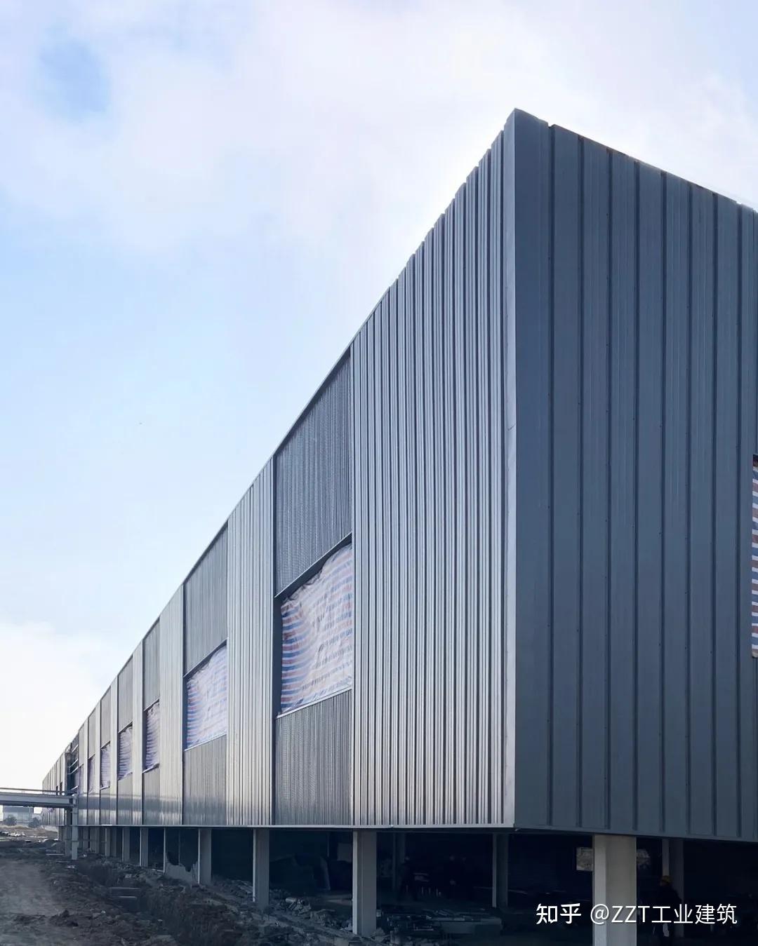 对于英联智能生产基地(扬州)近百米的主立面设计,我们采用了两种不同