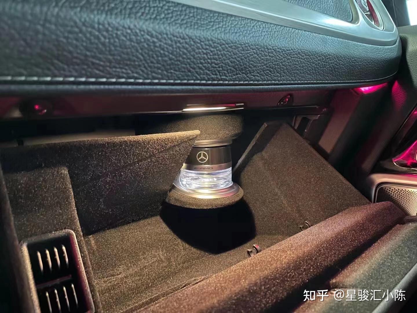 奔驰香氛系统激活原车自带系统,将香气加藏储物盒中,通过系统调节与出