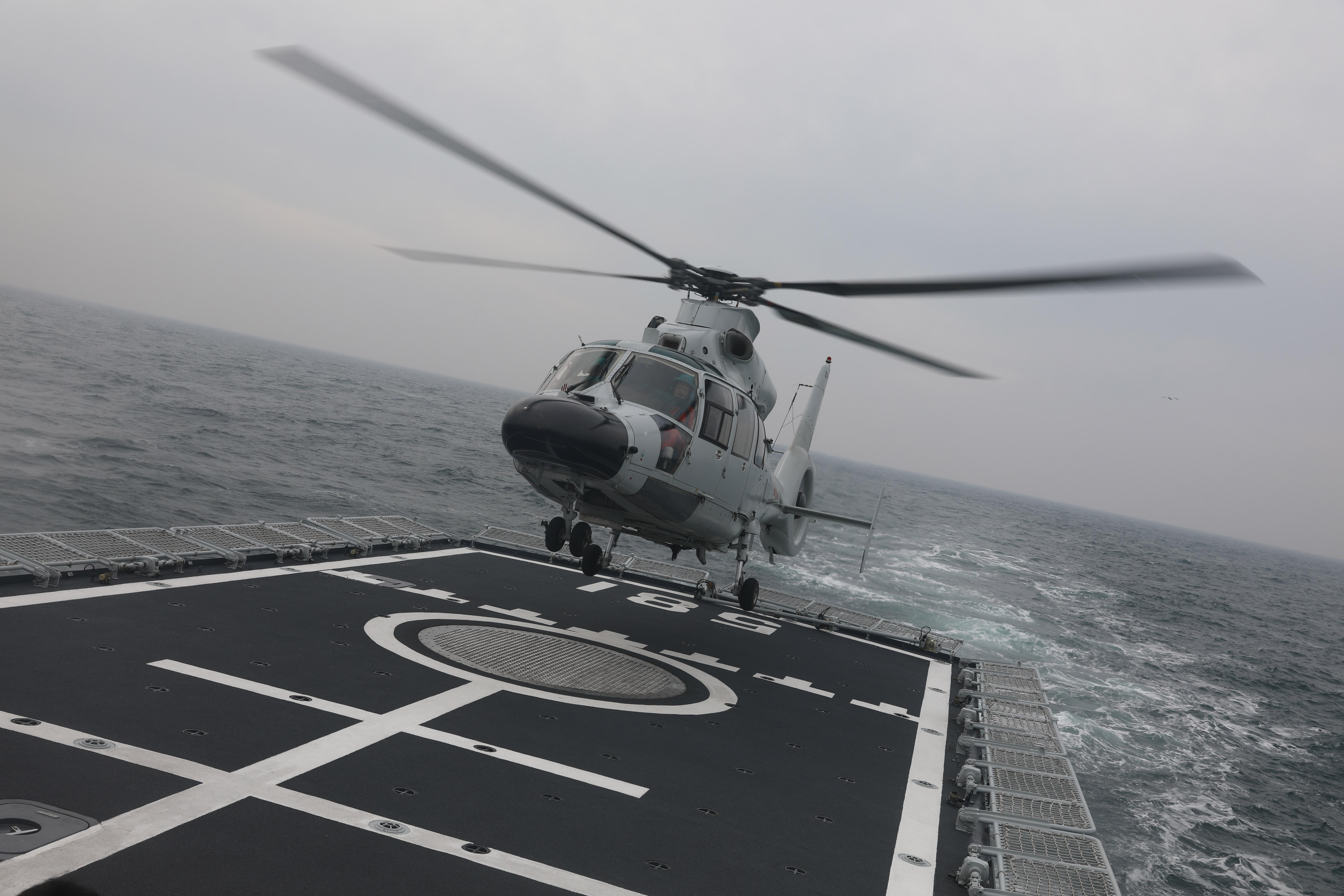 海军营口舰进行海上临战训练