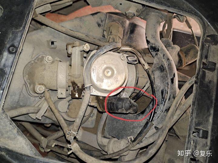 脚踏板摩托车哪个是火花塞