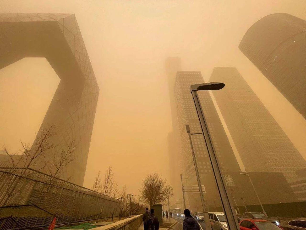 随着冷空气带来的大风进京,北京地区沙尘还将加重,本次沙尘最严重时段