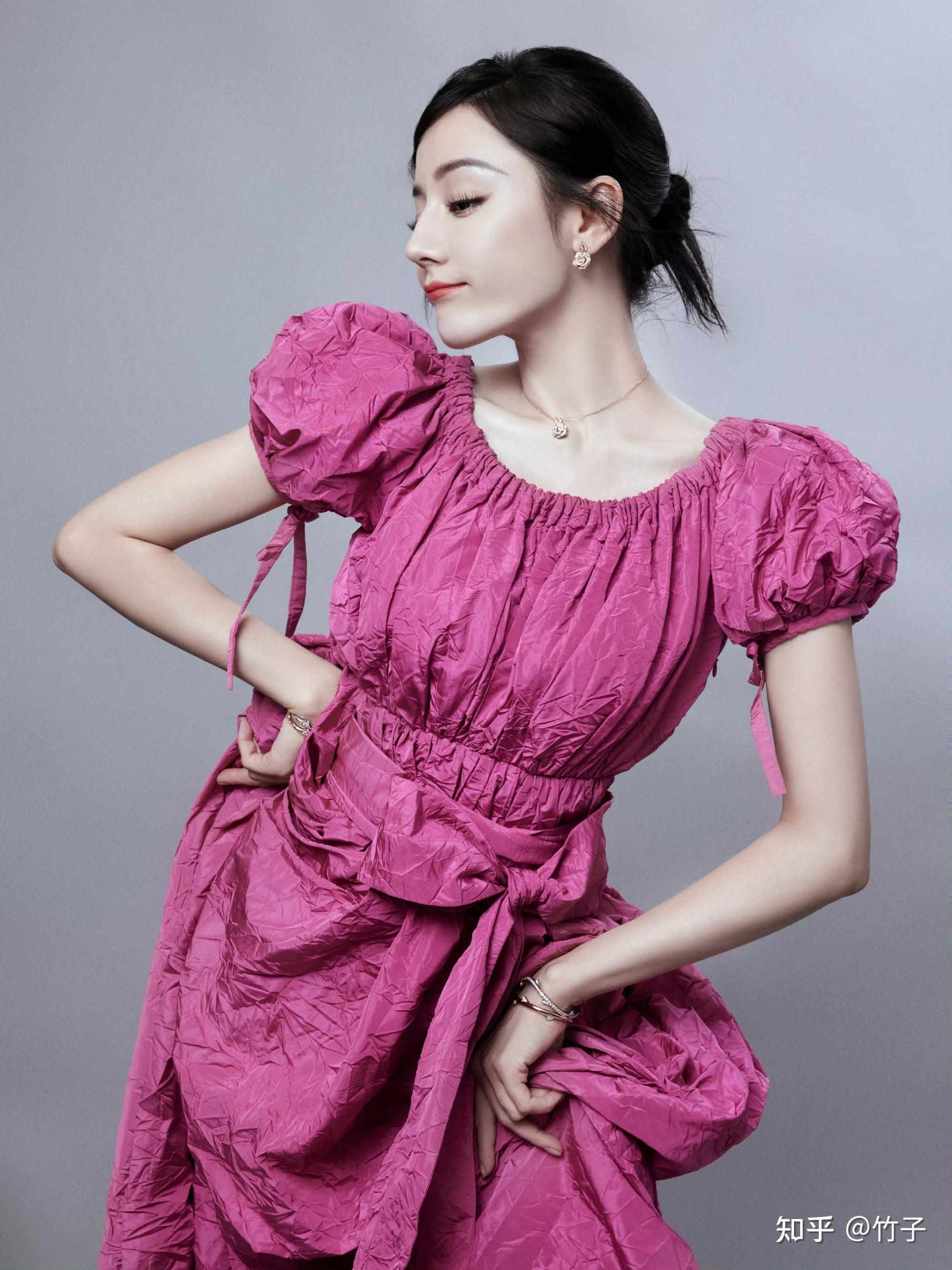 迪丽最新热巴火龙果色公主裙美照分享, 举手回眸间都暗藏着美啊!