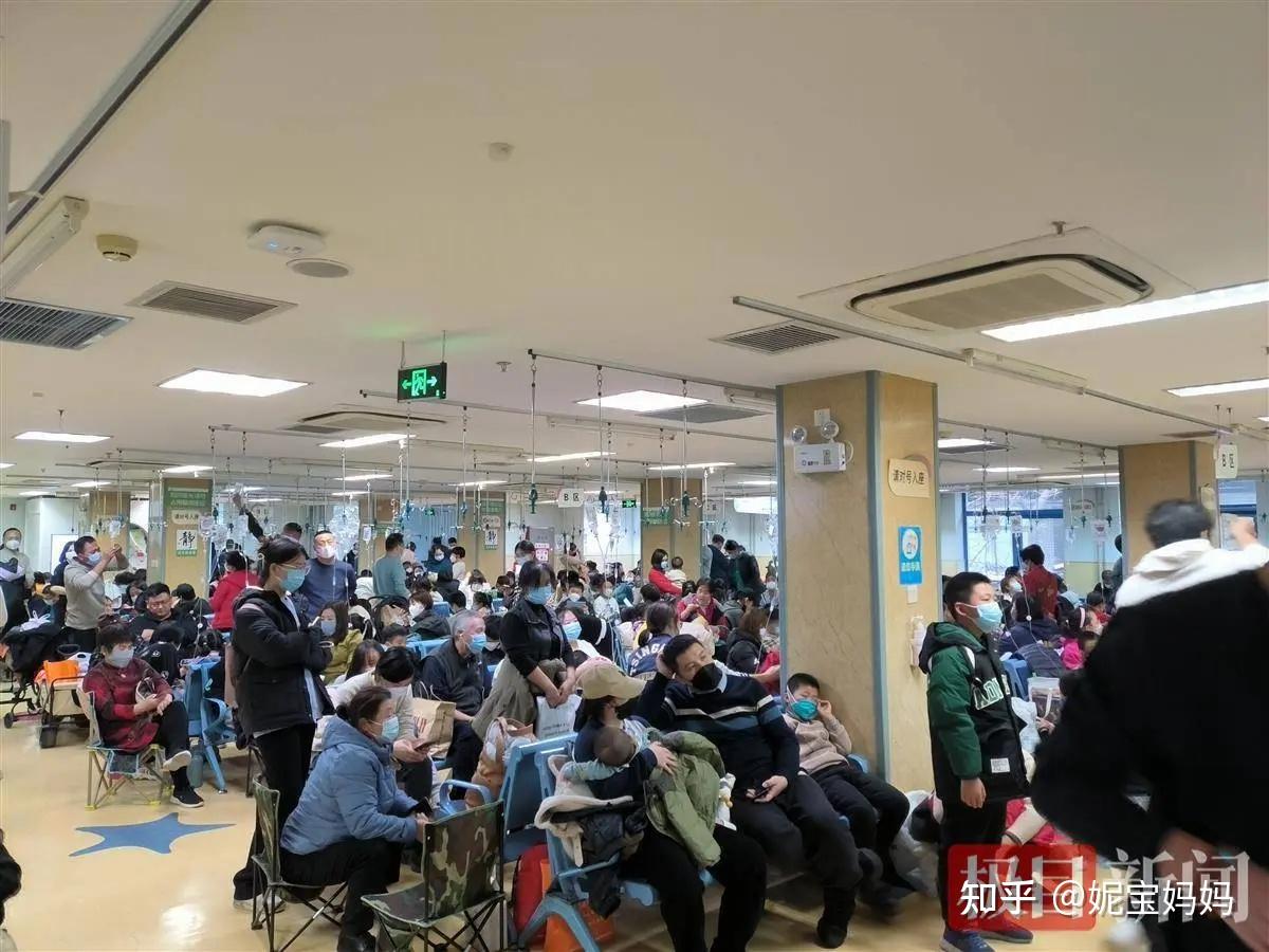 媒体实探儿科诊室有家长陪孩子在门诊睡了一周医院看诊一度排到2000多